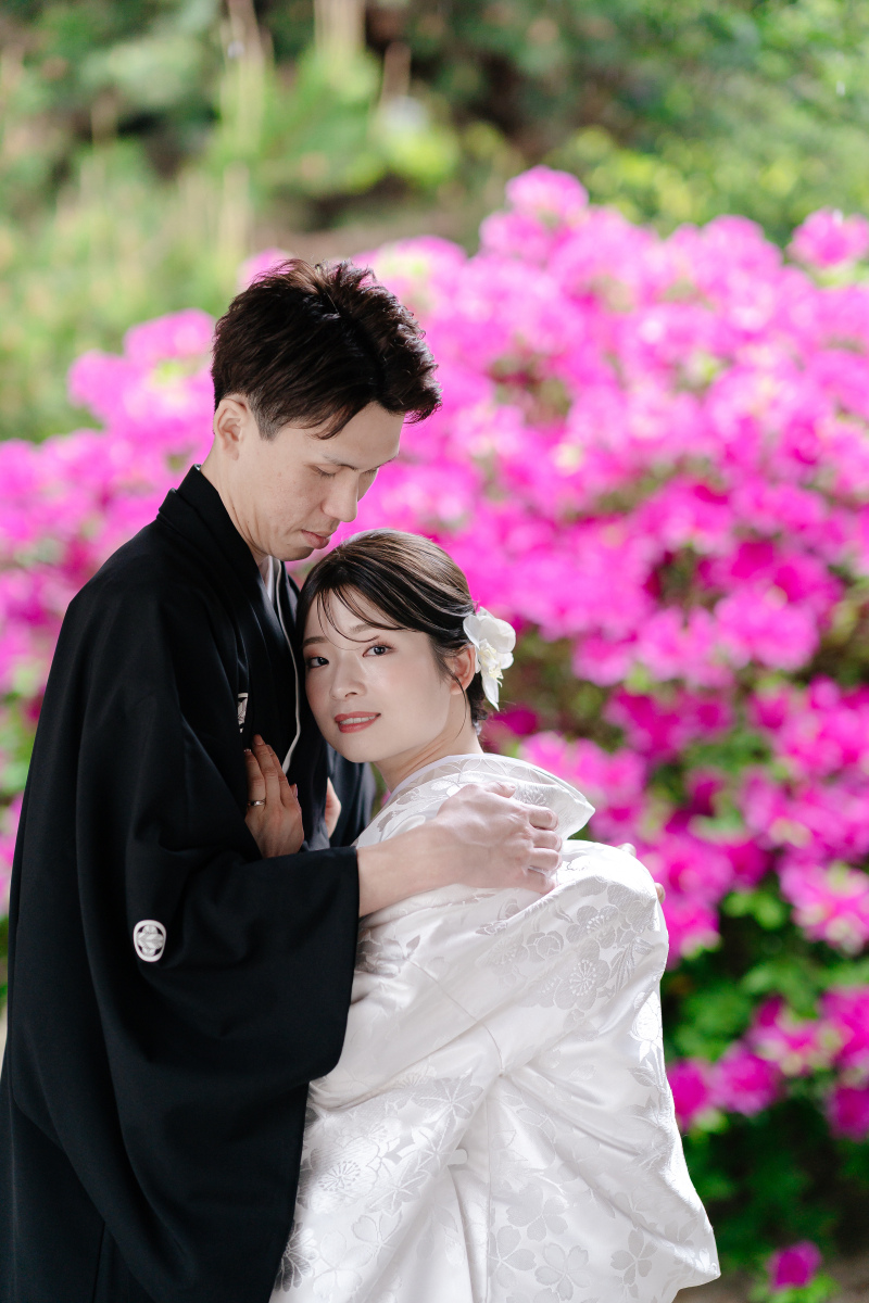 お花と白無垢のコントラスト