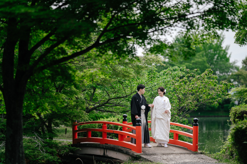 新緑と朱色の橋のコントラスト
