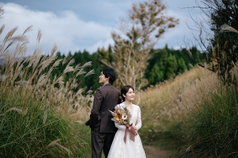 背中合わせで少しクールに