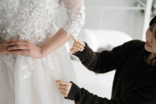 衣装コーディネーターによる衣装フィッティング