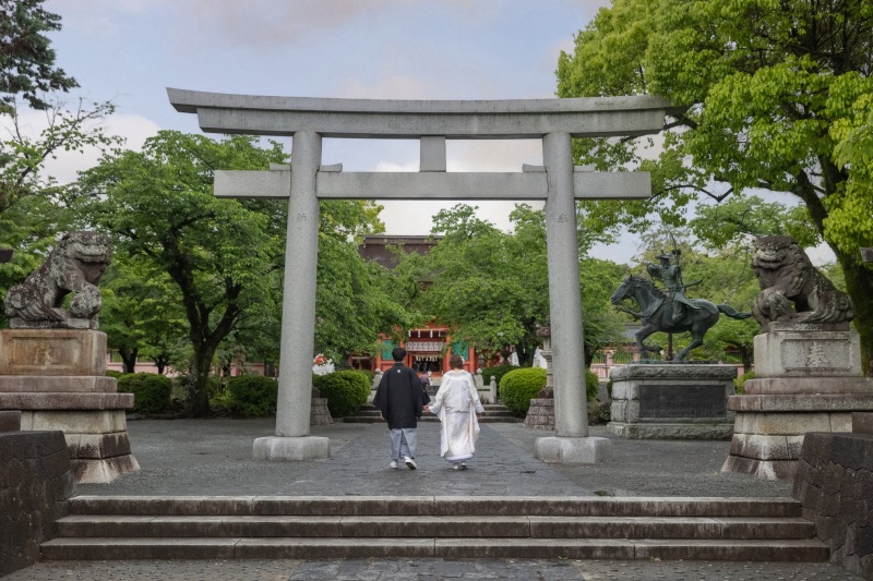 鳥居をバックに
