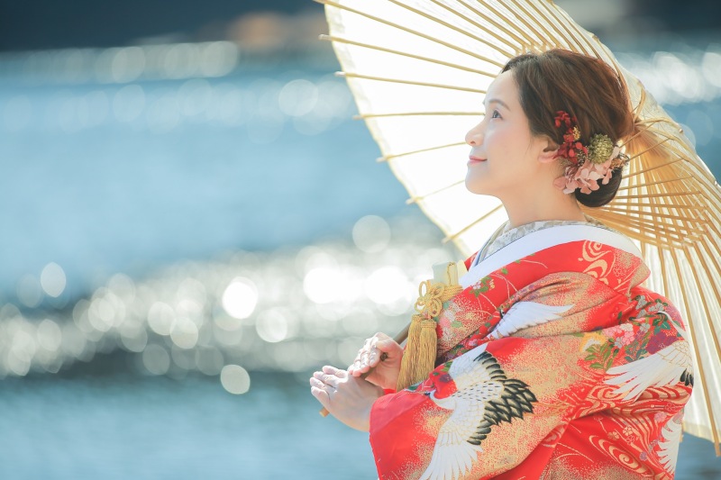 赤い色打掛は青の背景にとても合います