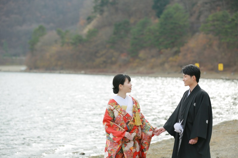 湖畔は太陽の光がさしキラキラ