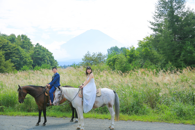 珍しい夏の富士山と乗馬