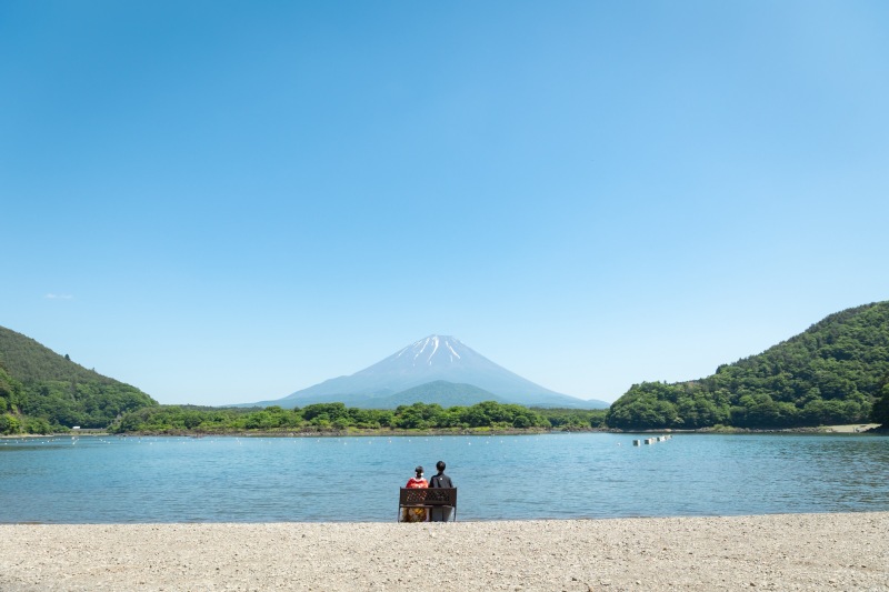 広い空と湖畔に、お二人だけのプライペート感