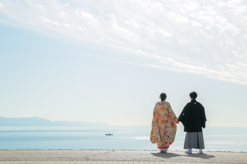 海を一望できる美しい港公園で。