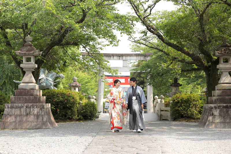2つ重なる鳥居を背景に