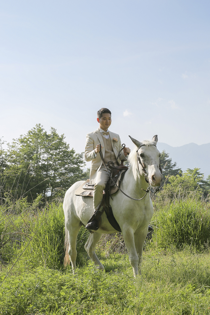 新郎様も白馬に乗って