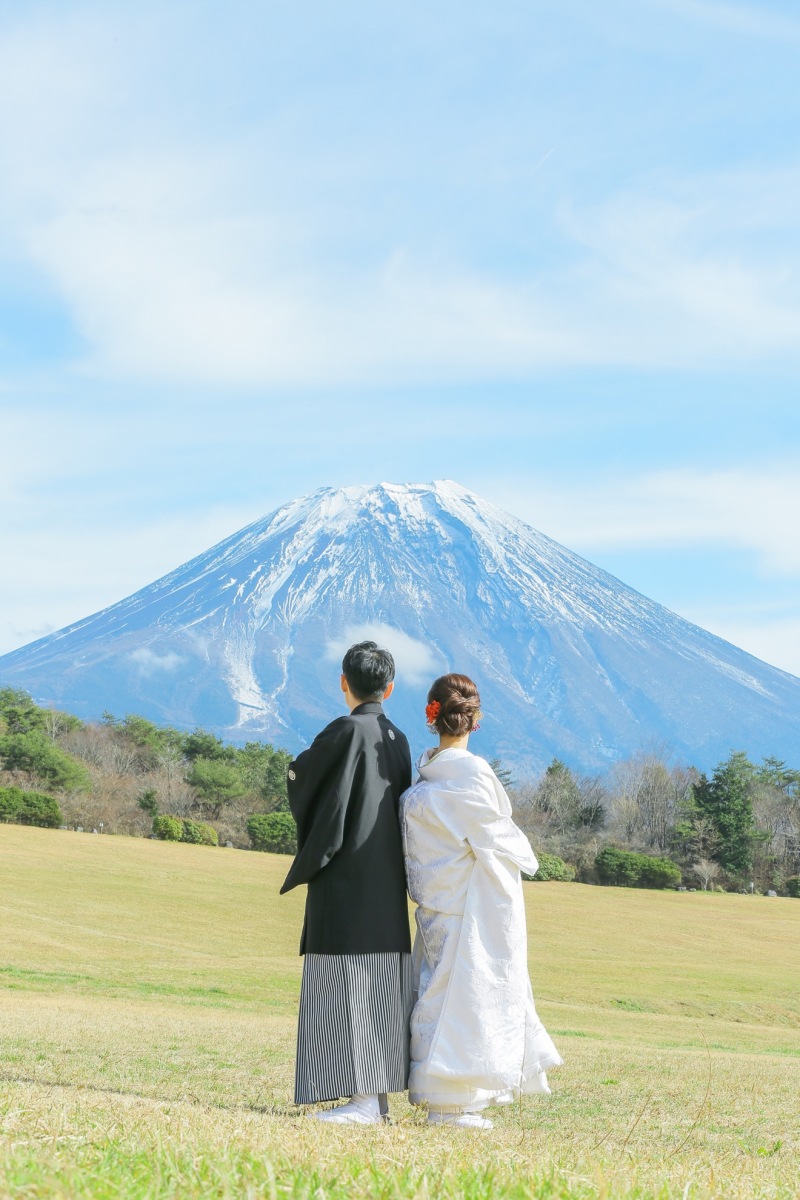 富士山を見ているバックショットも