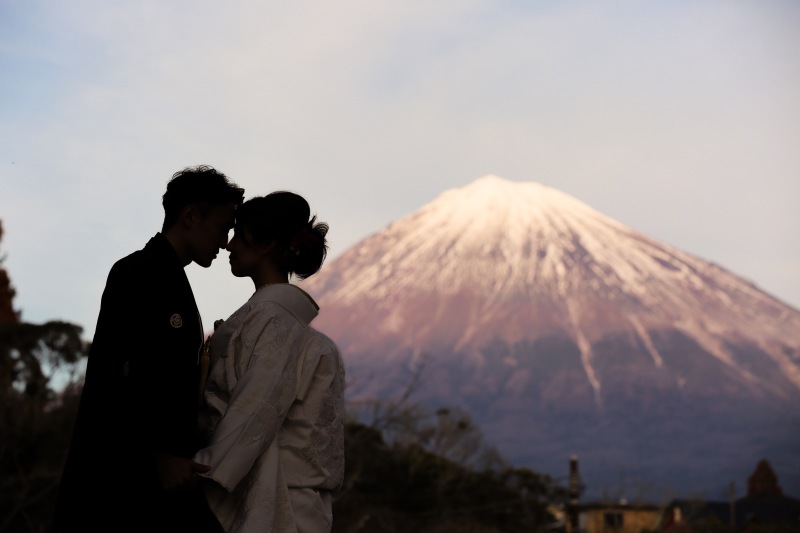 神社から夕暮れ富士のシルエット
