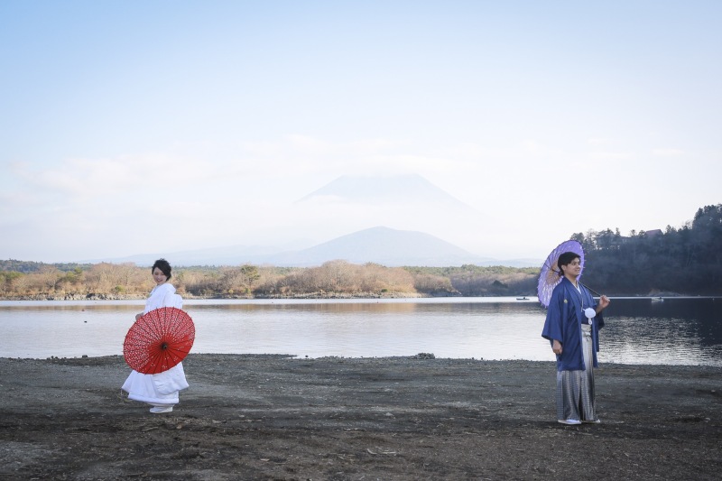 湖畔に移動して撮影。真ん中に富士山が見えました
