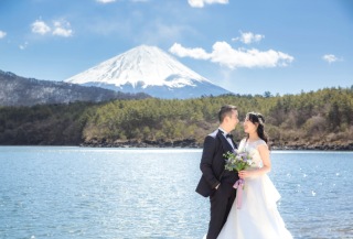 ウェディングドレスでの富士山ロケーションフォト