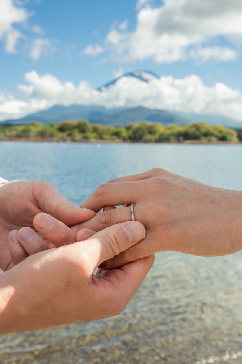 富士山バックの指輪ショット