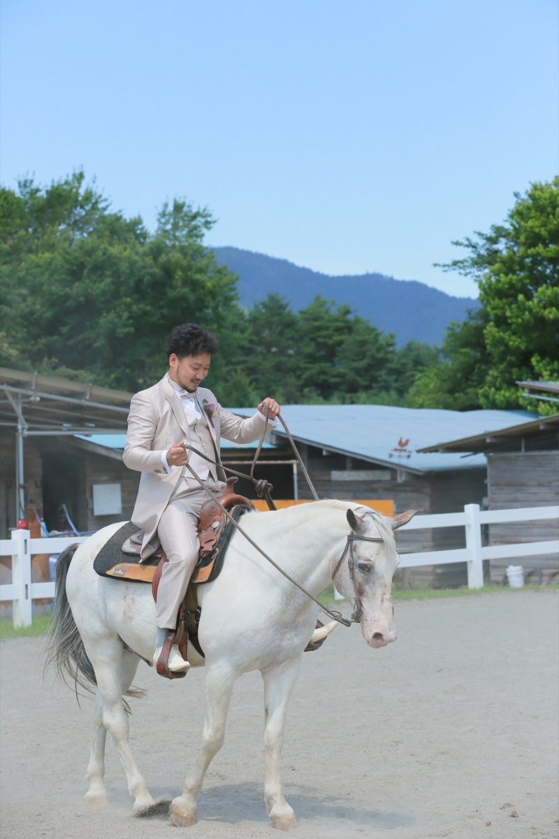 新郎様は白馬に乗って