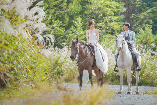 森の中の乗馬ウェディングフォト