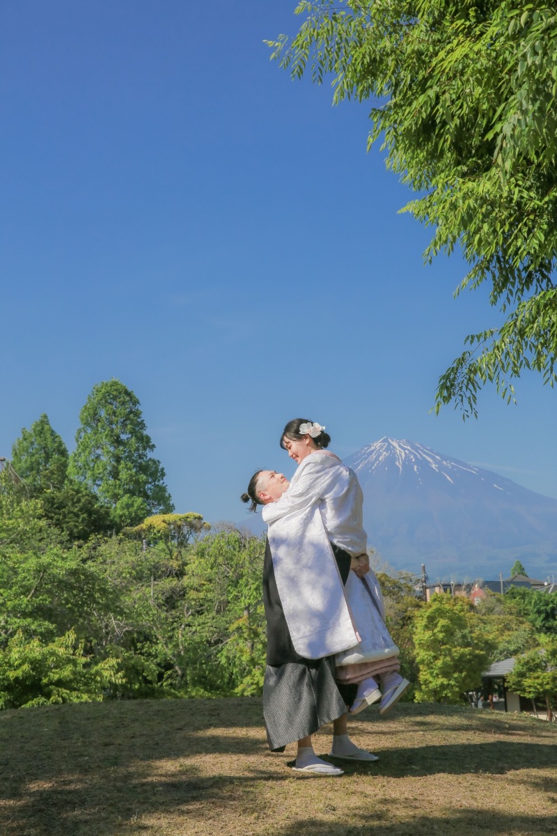 富士山をバックに