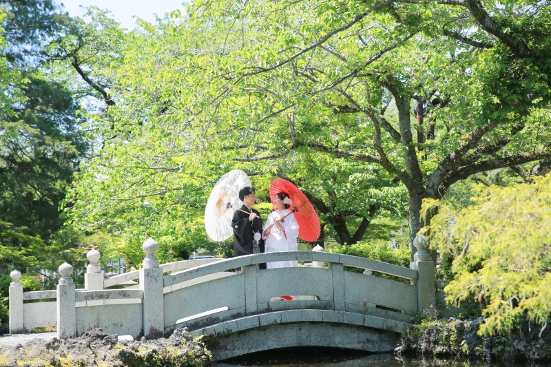 橋の上での撮影、緑に囲まれて