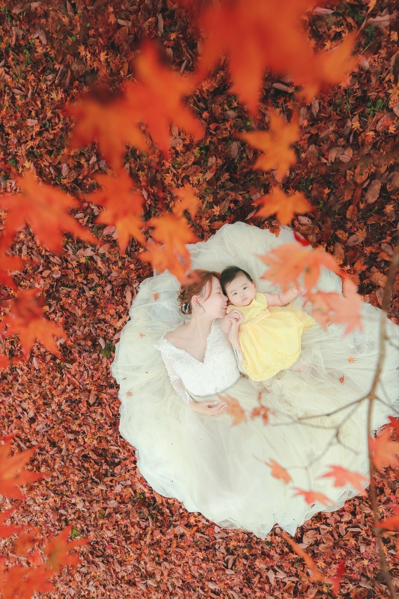 ママと二人で寝転びショット