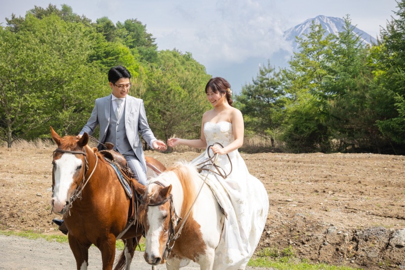 富士山をバックに