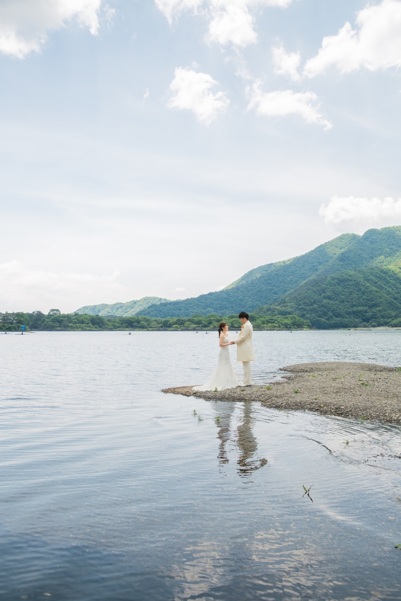 夏らしい綺麗な湖畔や新緑の森での洋装撮影