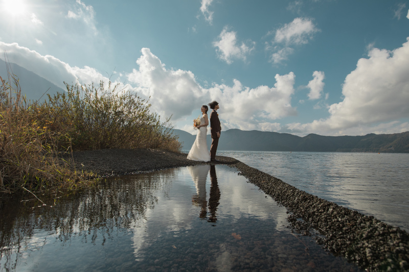 池に映る空とお二人