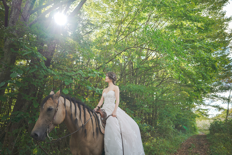 森をお散歩する新婦様が美しい