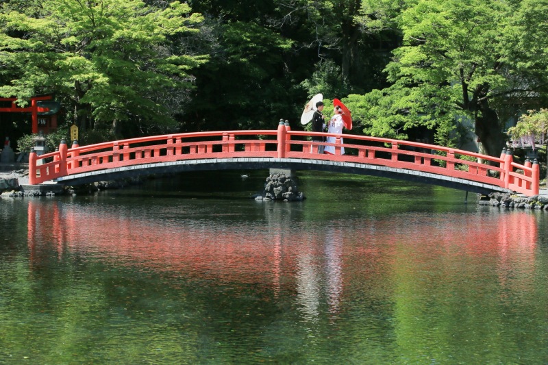 赤い大きな橋で。