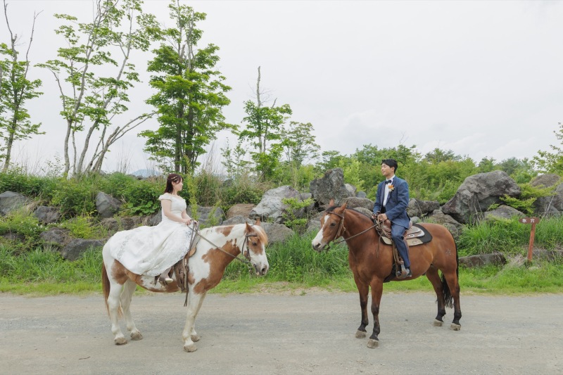 高原や森での乗馬ウェディング