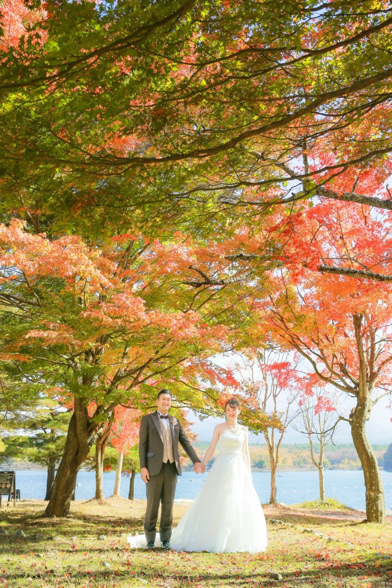 湖畔付近の木々も赤や黄色に