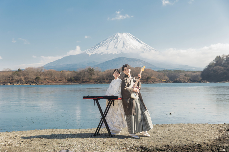 楽器を富士山をバックに一緒に撮影も