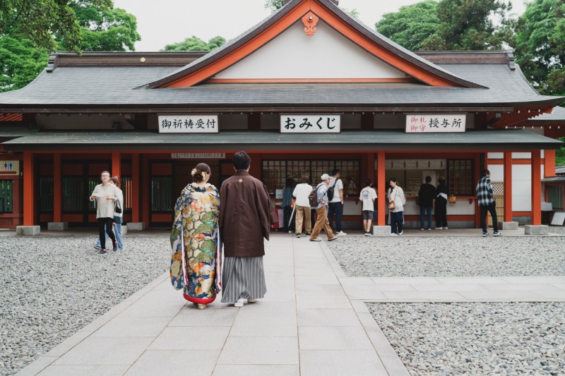 神社内をお二人であるいて