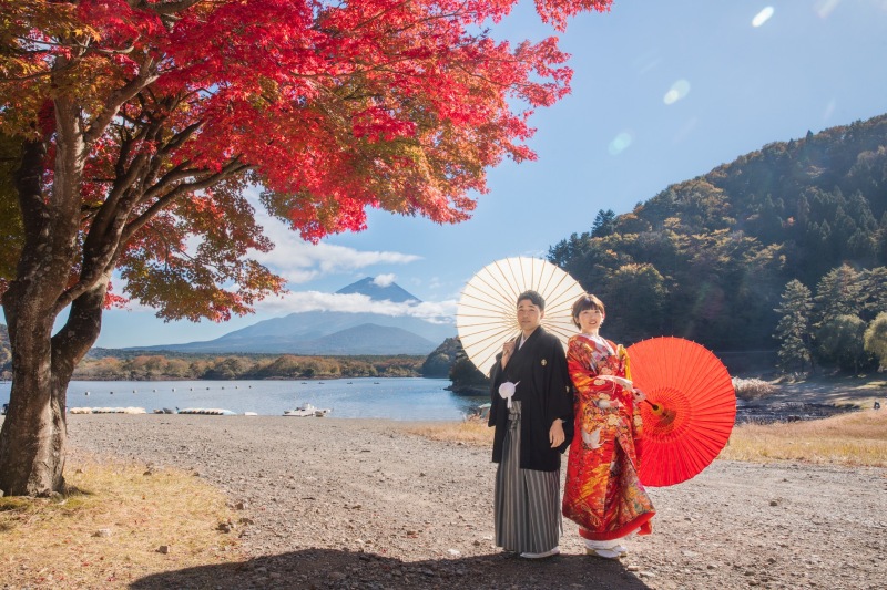 富士山とモミジの綺麗な湖畔で。