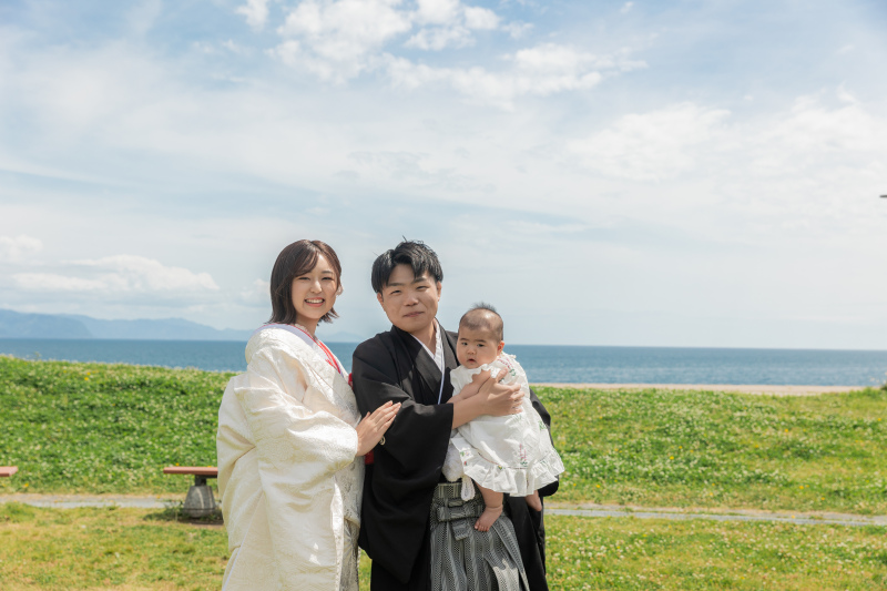 芝生と海を背景に