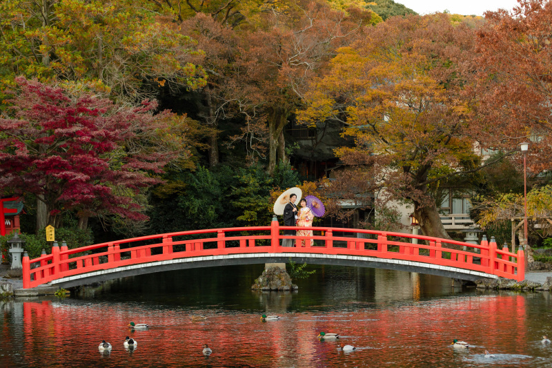 池にかかる赤い橋