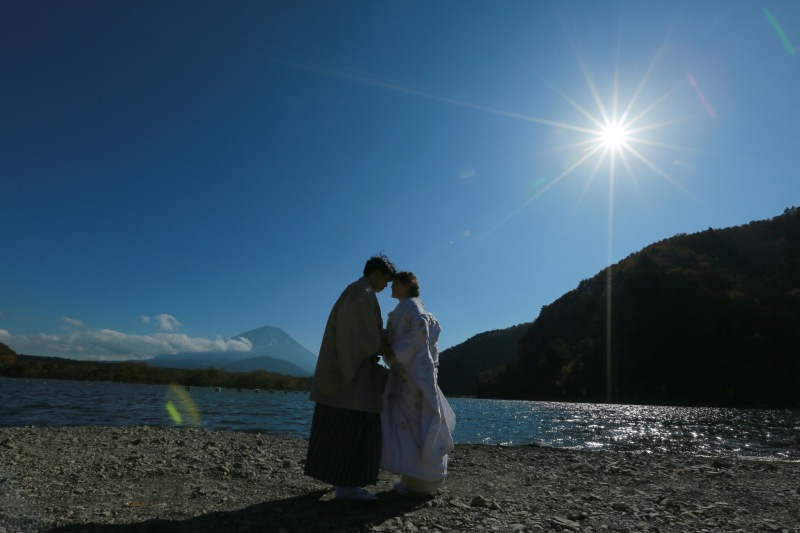 富士山と湖畔と太陽でのシルエット