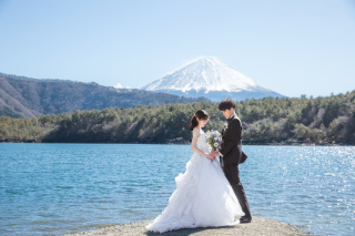 ウェディングドレス＋富士山の冬のロケーションフォト
