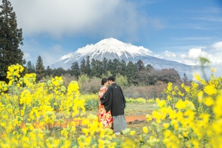天気が変わり雨から富士山が見える晴れ間に