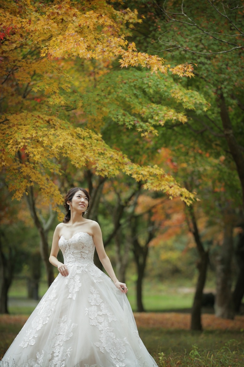 ドレスを広げて。新婦様ソロショット