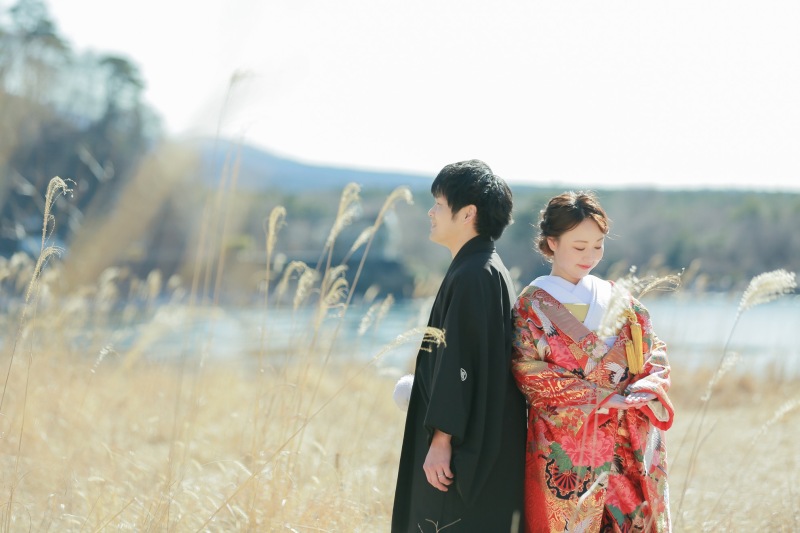 湖畔近くのススキ野原で