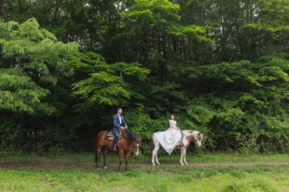 乗馬で森のウェディングフォト