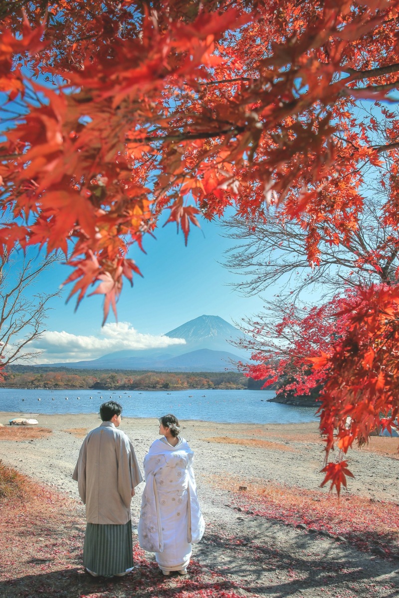富士五湖で紅葉と富士山をバックに