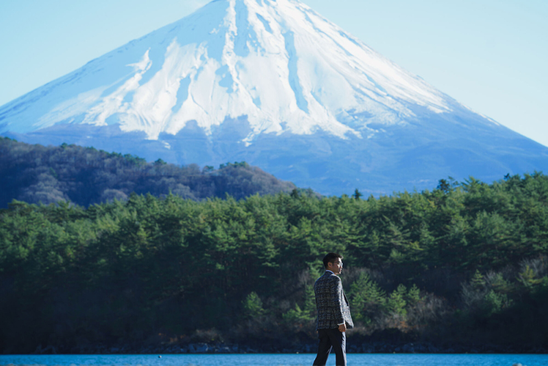 ダイナミックな富士山を背景に