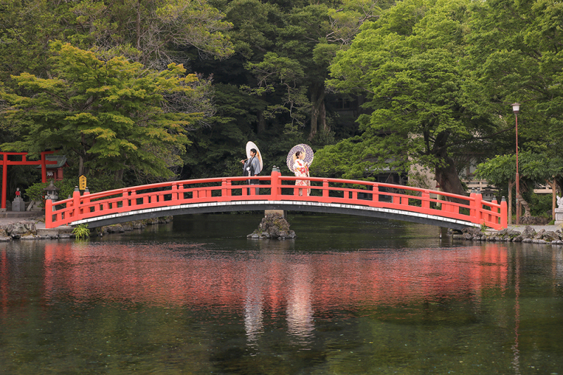 美しい富士山の湧き水が流れる湧玉池の赤い橋で