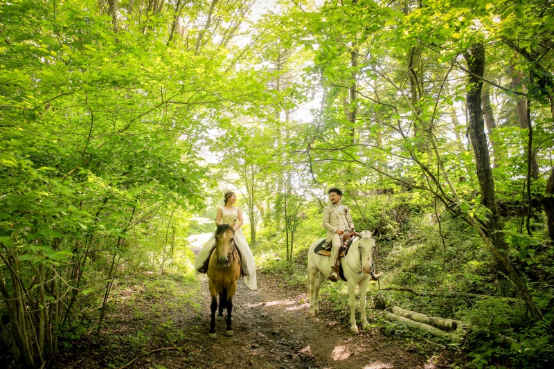 森を乗馬で撮影するロケーションフォト