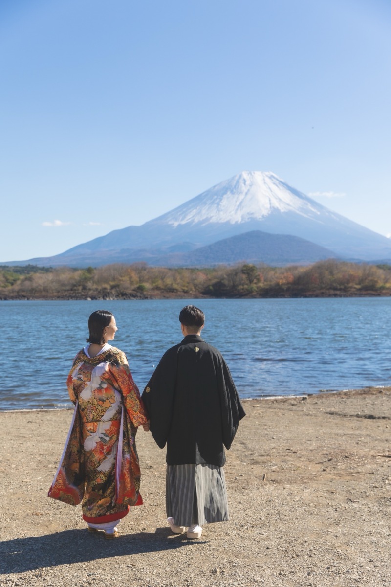 富士山をバックに