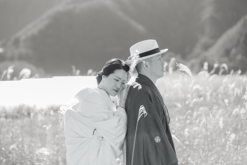 ススキの中でのモノクロ写真