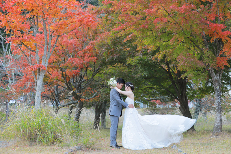 ドレスをフワッとなびかせて