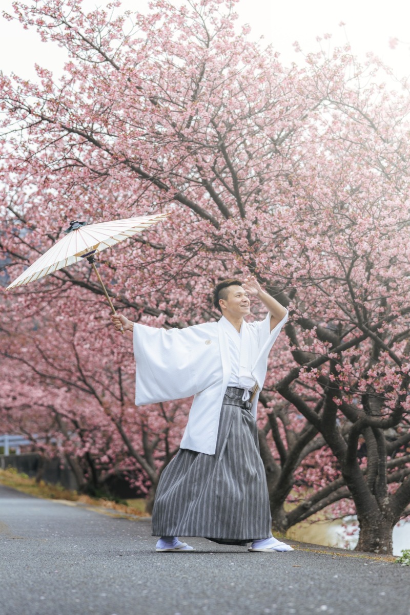 新郎様も和傘でポーズ！