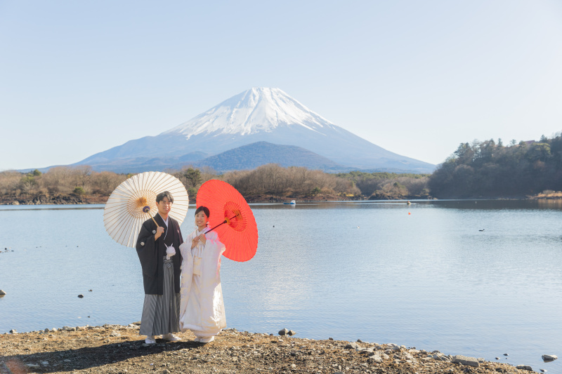 冬の富士五湖で澄み切った青空と和装