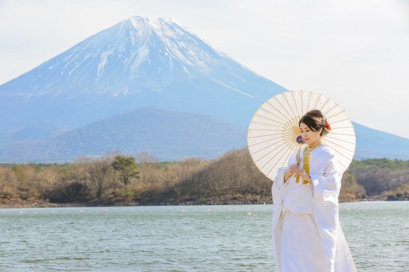 湖畔での撮影。白無垢と富士山も素敵です
